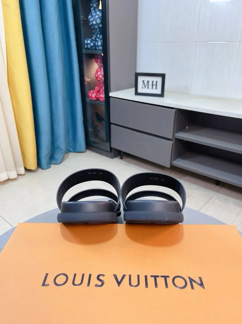 Ex-factory price 320🌹🌹 (lv-Louis Vuitton) new men's sandals, high-end boutique, exquisite embossed logo decoration on the upper, fine workmanship, super soft soles, casual, loose and comfortable, a must-have in summer! \nsize：38-44